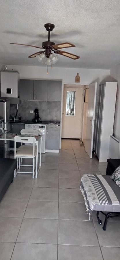 Sur Le Port, Studio Avec Vue Sur La Marina Apartment Груисан Екстериор снимка